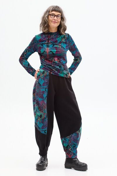 KOKOworld Hose Hiri – mit weiten Hosenbeinen – In die Seitennähte eingearbeitete Taschen – Asymmetrische Einsätze mit einzigartigem KOKO-Print – Fair produziert in Polen von KOKOworld