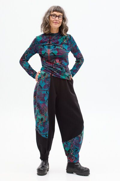 KOKOworld Hose Hiri – mit weiten Hosenbeinen – In die Seitennähte eingearbeitete Taschen – Asymmetrische Einsätze mit einzigartigem KOKO-Print – Fair produziert in Polen von KOKOworld