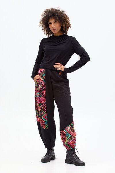KOKOworld Hose Hiri – mit weiten Hosenbeinen – In die Seitennähte eingearbeitete Taschen – Asymmetrische Einsätze mit einzigartigem KOKO-Print – Fair produziert in Polen von KOKOworld