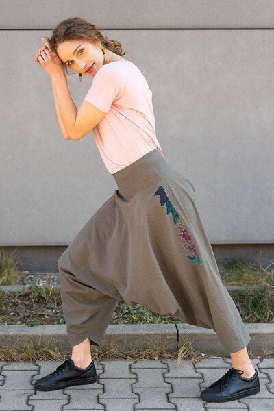 Hose Senegal – Klassische Haremshose mit weitem Bein – Taillengürtel – Baumwolle – Farbenfroher einzigartiger Print von KOKOworld – Fair produziert in Polen von KOKOworld