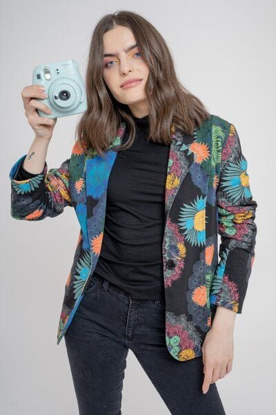 Jacke Pino Damen – taillierter Blazer aus Bio-Baumwolle – nachhaltig & fair produziert in der EU – einzigartiger KOKOworld Print von KOKOworld