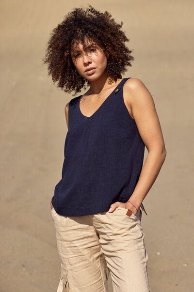 KOKOworld Jaid Top aus Leinen-Viskose-Mix – fair produziert in EU – V-Ausschnitt vorn & hinten – Safari-Details mit Kokosknöpfen von KOKOworld