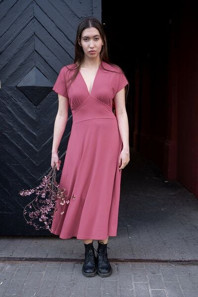 Kleid Afrodyta Be My Valentine – Langes mit tiefem Ausschnitt – Kurze Ärmel – Leicht ausgestellter Saum – 100% in der EU fair produziert – KOKOworld von KOKOworld
