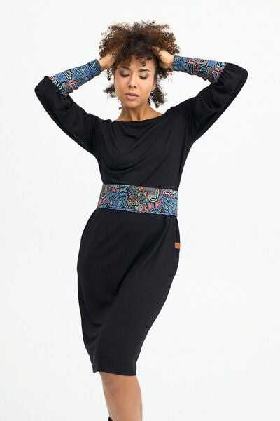 Kleid Frida – Zwei Tragevarianten – Figurbetonter Schnitt – U-Boot-Ausschnitt – Ärmel mit gerafften Manschetten – Farbenfroher einzigartiger Print von KOKOworld – Fair produziert in Polen von KOKOworld