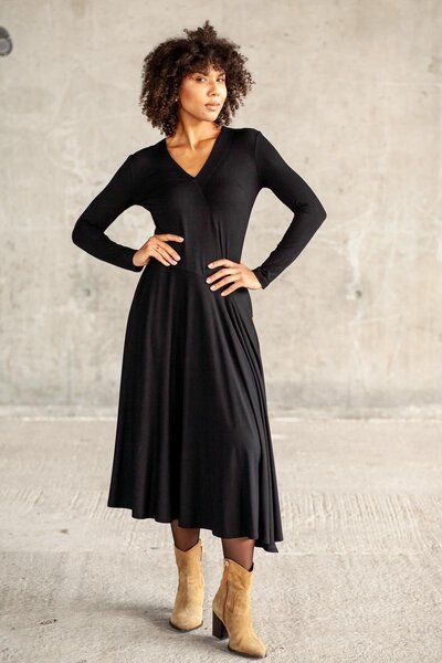 Kleid Lia – Maxikleid mit ausgestelltem Rock – Lange Ärmel – V-Ausschnitt – Versteckte Taschen – 100% in der EU fair produziert – KOKOworld von KOKOworld