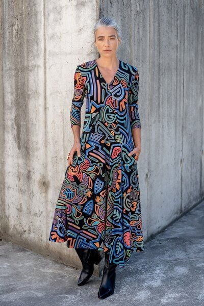 Kleid Lia – Maxikleid mit ausgestelltem Rock – Lange Ärmel – V-Ausschnitt – Versteckte Taschen – Farbenfroher einzigartiger Print von KOKOworld – Fair produziert in Polen von KOKOworld