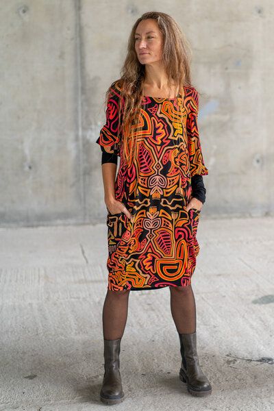 Kleid Morelia – Ballonkleid – Länge bis zum Knie/über das Knie – Aufgebauschte Ärmel – Carré-Ausschnitt – Farbenfroher einzigartiger Print von KOKOworld – Fair produziert in Polen von KOKOworld
