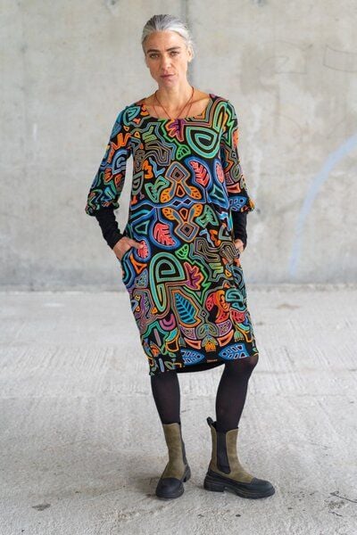 Kleid Morelia – Ballonkleid – Länge bis zum Knie/über das Knie – Aufgebauschte Ärmel – Carré-Ausschnitt – Farbenfroher einzigartiger Print von KOKOworld – Fair produziert in Polen von KOKOworld