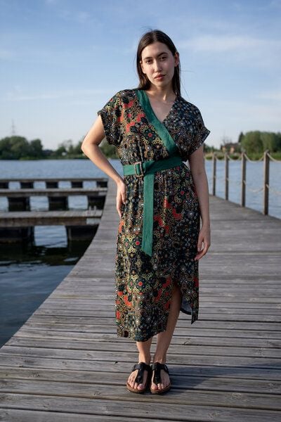 Kleid Oguni – Leichtes mit kurzen Ärmeln – Kimono-Form – Einsätze aus Leinen – Farbenfroher einzigartiger Print von KOKOworld – Fair produziert in Polen von KOKOworld