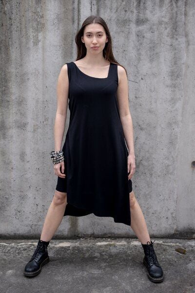 Kleid Portofino Summer – Doppellagig – Ausschnitt tief & asymmetrisch – Darunter Mini – Ärmellos – 100% in der EU fair produziert – KOKOworld von KOKOworld