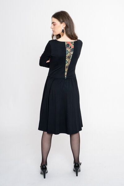 Kleid Tango – Ausgestelltem Schnitt – Knielang – Lange Ärmel – V-Ausschnitt – Farbenfroher einzigartiger Print von KOKOworld – Fair produziert in Polen von KOKOworld