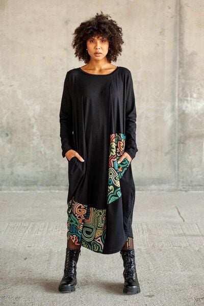 Kleid Tara – Maxikleid im „Ballon“-Stil – Langen Ärmeln – Seitliche Bänder zur Längenregulierung – Asymmetrische Nähte – Farbenfroher einzigartiger Print von KOKOworld – Fair produziert in Polen von KOKOworld