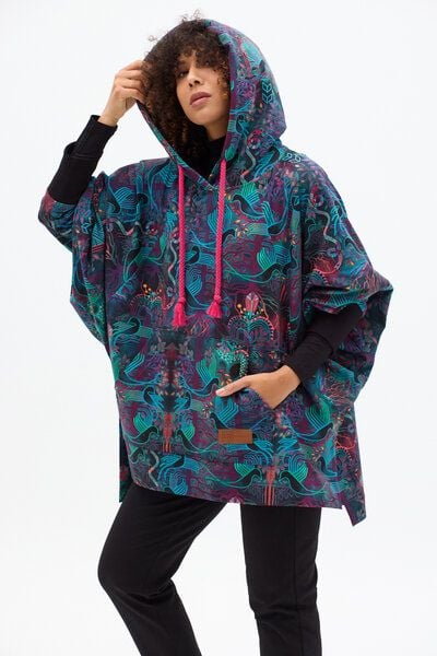 KOKOworld Poncho-Sweatshirt Sombra – Lockere Passform – Große Kängurutasche und Kapuze – farbenfroher Print – fair produziert in der EU von KOKOworld