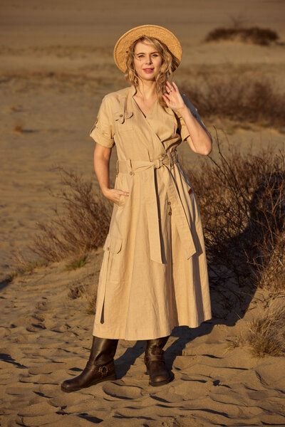 KOKOworld Suri Wickelkleid aus 100% Leinen – Sommerkleid im Safari-Stil – mit Taschen & Schlitz – fair & nachhaltig in EU produziert – bequem & elegant für Alltag & Reise von KOKOworld