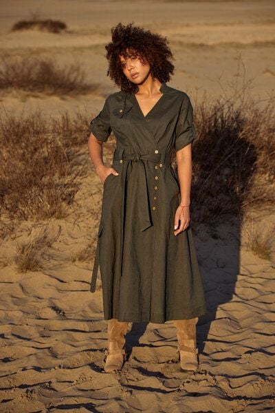 KOKOworld Suri Wickelkleid aus 100% Leinen – Sommerkleid im Safari-Stil – mit Taschen & Schlitz – fair & nachhaltig in EU produziert – bequem & elegant für Alltag & Reise von KOKOworld