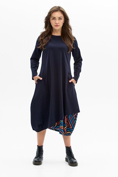 Kleid Cascada – Asymmetrischer Saum – Exklusiv bedrucktem KOKOworld – Versteckte Taschen – Fair produziert in Polen von KOKOworld