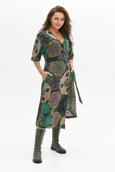 Kleid Maya – farbenfroh aus Viskose – Wickelausschnitt & Taillengürtel – Statement-Print – Fair in EU produziert – KOKOworld von KOKOworld
