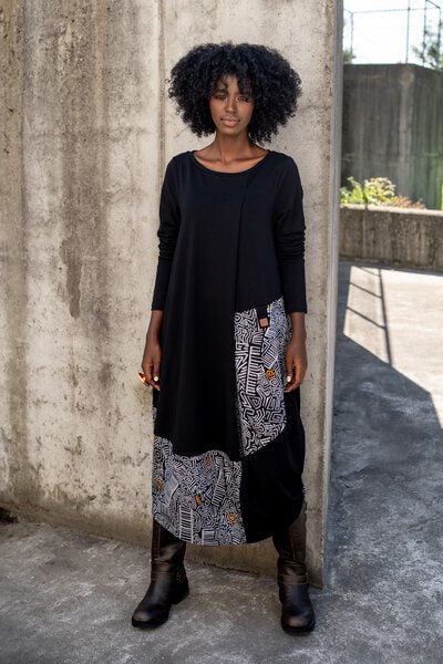 Kleid Tara – Maxikleid im „Ballon“-Stil – Langen Ärmeln – Seitliche Bänder zur Längenregulierung – Asymmetrische Nähte – Farbenfroher einzigartiger Print von KOKOworld – Fair produziert in Polen von KOKOworld