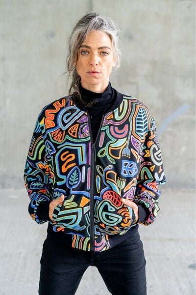 KOKOworld Nachhaltige Bomberjacke Yala Damen – aus Bio-Baumwolle – einzigartiger Print inspiriert von Molas – mit Taschen – Fair Fashion aus Europa von KOKOworld