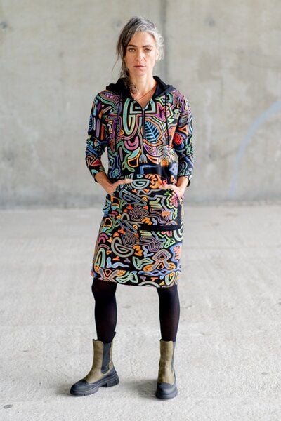 Tunika Aida – Kapuze – Knielang – Angepasster Schnitt – Asymmetrische Unterseite – Farbenfrohes Print KOKOworld – Fair produziert in Polen von KOKOworld