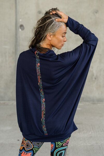 Tunika Mango – Lockerer Schnitt im „Fledermaus“-Stil – Fließender Stehkragen am Hals – Farbenfrohes Print KOKOworld – Fair produziert in Polen von KOKOworld