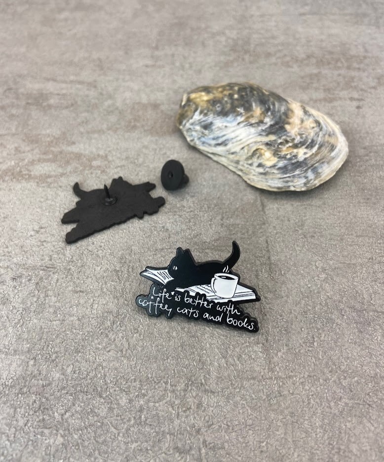 Emaille Pin/Brosche - Coffee, Cats & Books Mit Gummiabdeckung Emaille Pin/Brosche - Coffee, Cats & Books Mit Gummiabdeckung von KOLBECKERISLAND