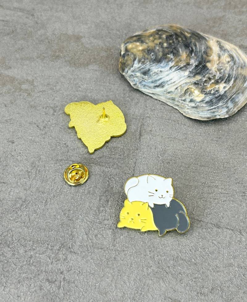 Emaille Pin/Brosche - Katzen Mit Messingverschluss Emaille Pin/Brosche - Katzen Mit Messingverschluss von KOLBECKERISLAND