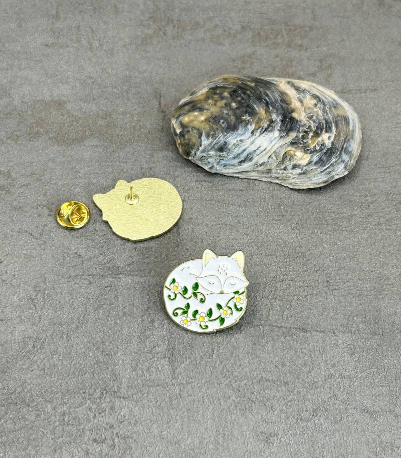 Emaille Pin/Brosche - Weißer Fuchs Mit Messingverschluss von KOLBECKERISLAND
