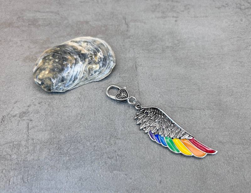 Regenbogen-Schlüsselanhänger - Flügel Mit Herz-Karabiner Regenbogen-Schlüsselanhänger - Flügel Mit Herz-Karabiner von KOLBECKERISLAND