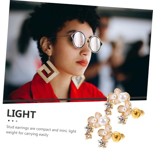KOMBIUDA Pearl Ohrstecker Blume mit Strass Leichte Damen Schmuck Zarte Goldfarbene Ohrschmuck Eleganter Alltags Party stil Modische Piercing Studs für Frauen und Mädchen von KOMBIUDA