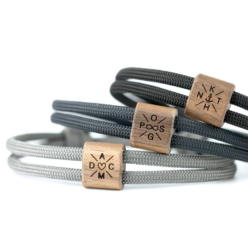 Komimar Holz Hua Mua Armband Symbol Mitte Initialen Gravur von KOMIMAR