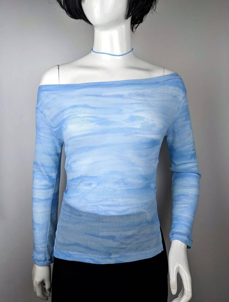 Vintage 90S Versace Blaues Netz Top. Top Mit Bewölktem Himmel. Transparente Bluse U-Boot-Ausschnitt von KORARE