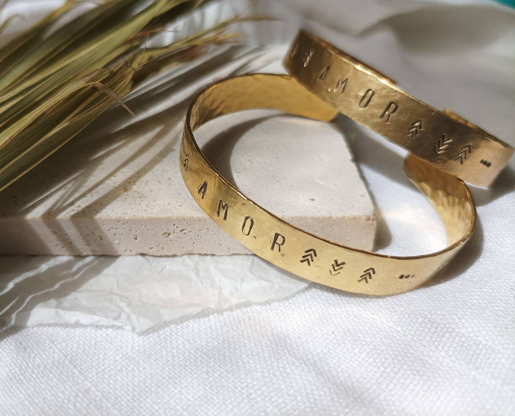 Armreif Aus Messing Mit Der Gravur „Liebe, Amor" Armreif Aus Messing Mit Der Gravur „Liebe, Amor" von KORZEAAM