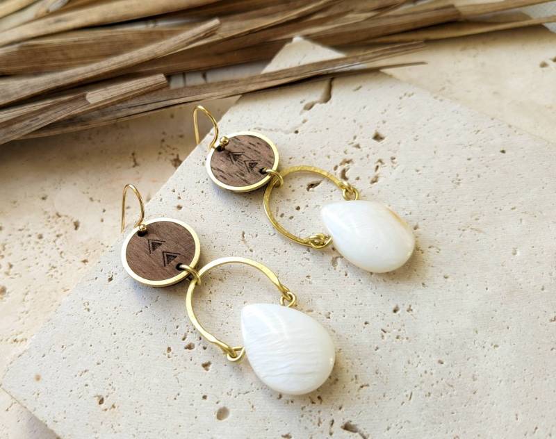 Boho-Ohrringe Aus Perlmutt Und Walnussholz Boho-Ohrringe Aus Perlmutt Und Walnussholz von KORZEAAM