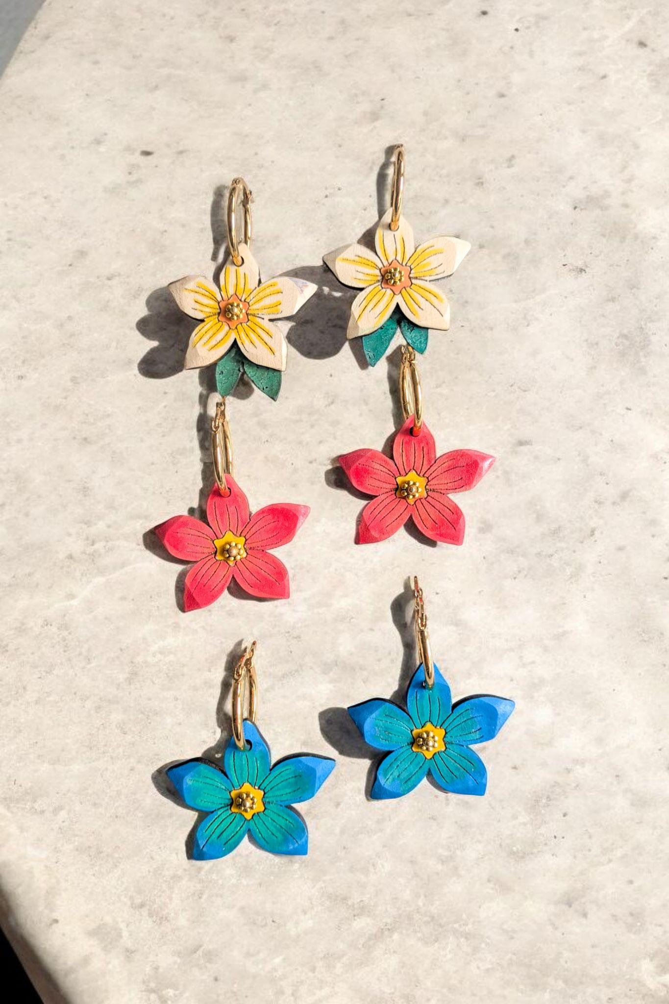 Creolen Aus Holz Mit Blumen Creolen Aus Holz Mit Blumen von KORZEAAM