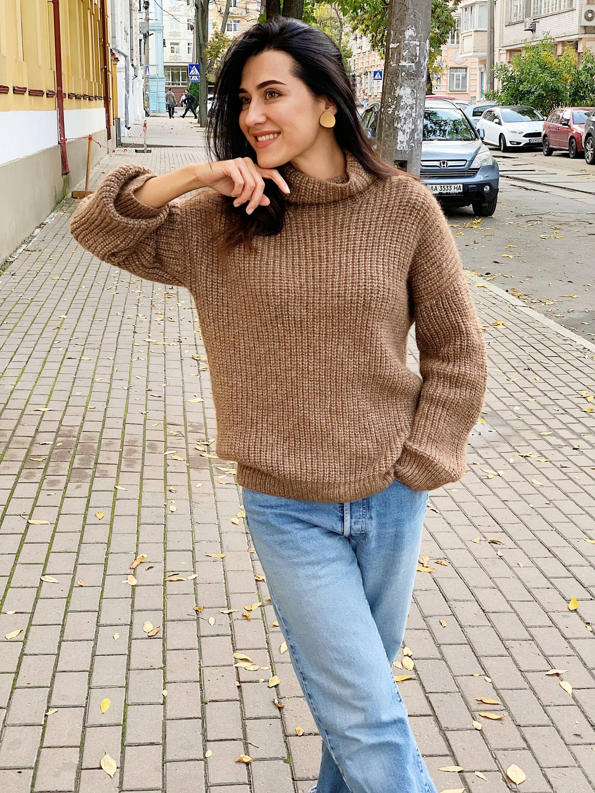 Beige Alpaka Und Merino Oversize Frauen Pullover. Rollkragen von KOSAKNITWEAR