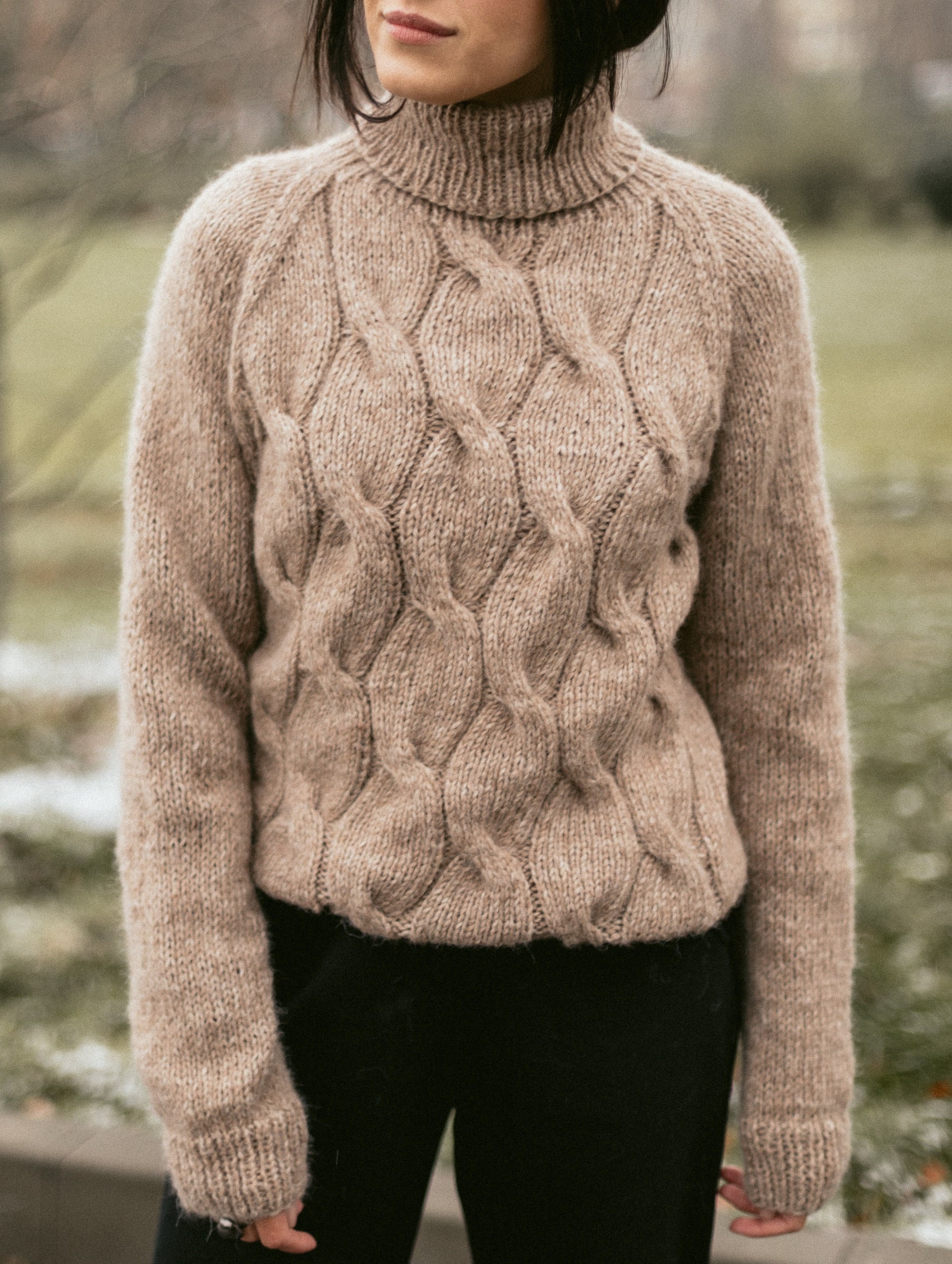 Beigefarbener Damenpullover Aus Alpaka Und Merinowolle Mit Zopfmuster. Pullover Für Frauen. Handgestrickter Pullover. Beige von KOSAKNITWEAR