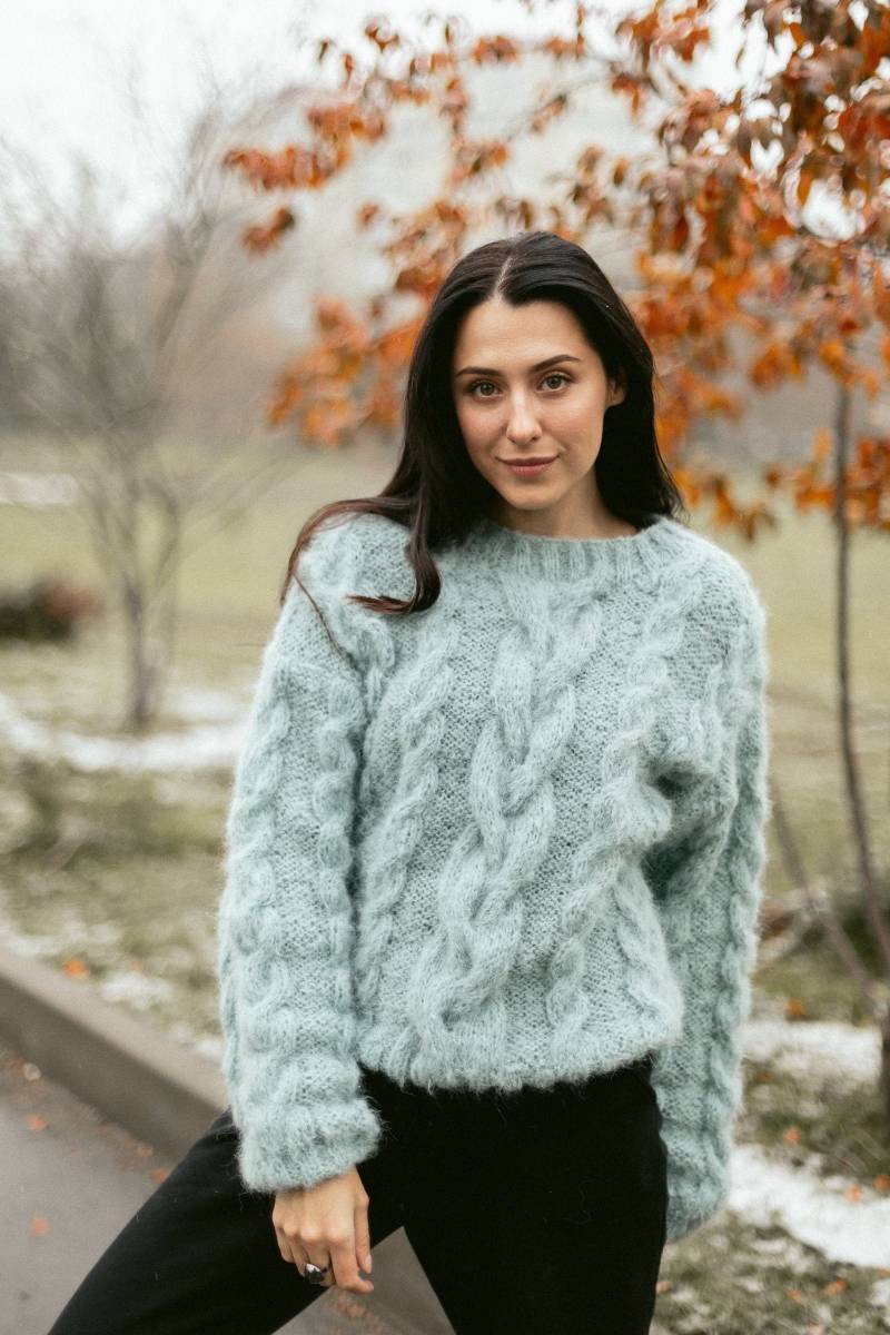 Zopfmuster Alpaka Frauen Pullover. Handgestrickter Weißer Winterpullover von KOSAKNITWEAR