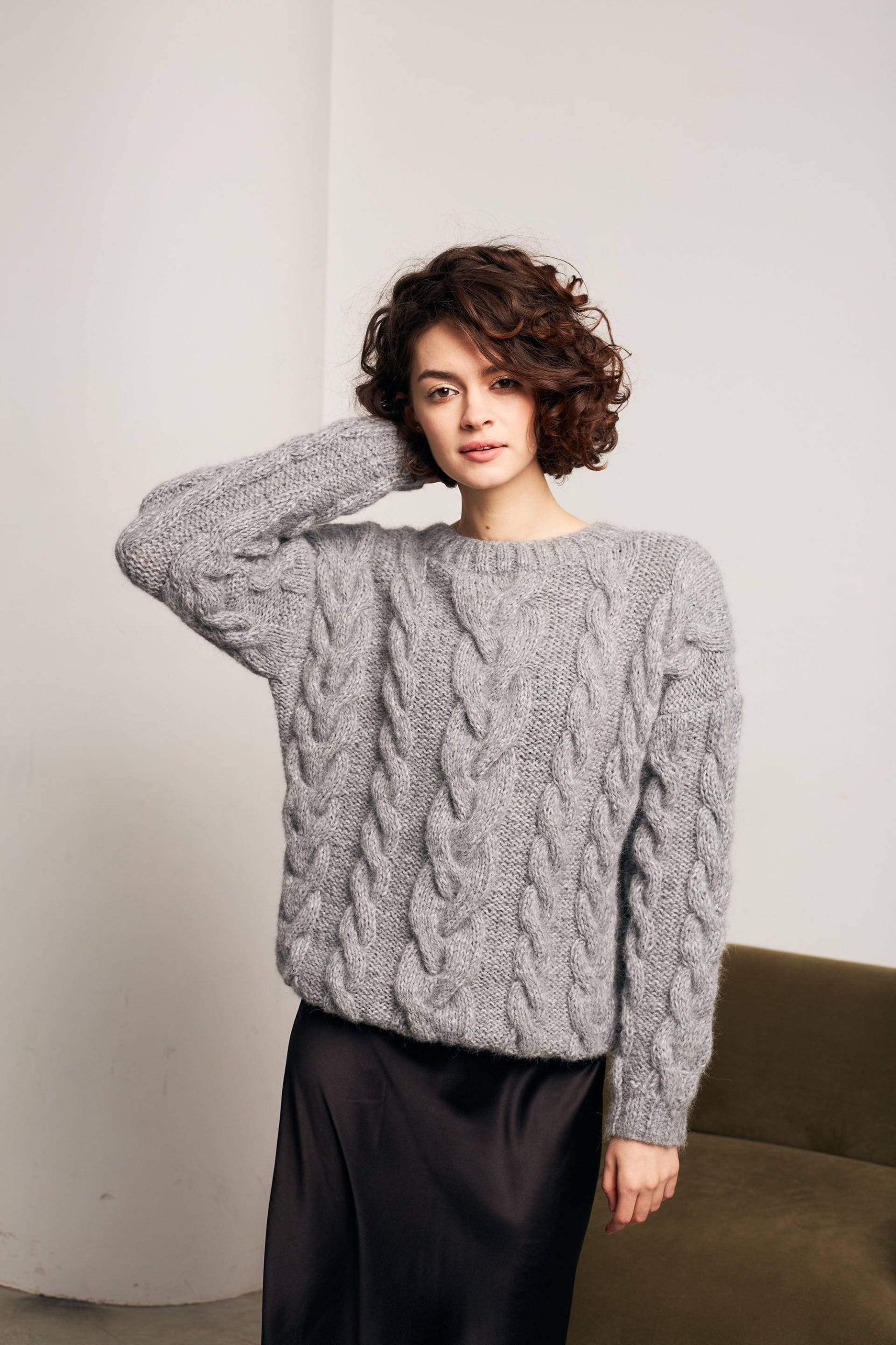 Zopfmuster Damen Pullover. Regular Fit Alpaka Handgestrickter Grauer von KOSAKNITWEAR