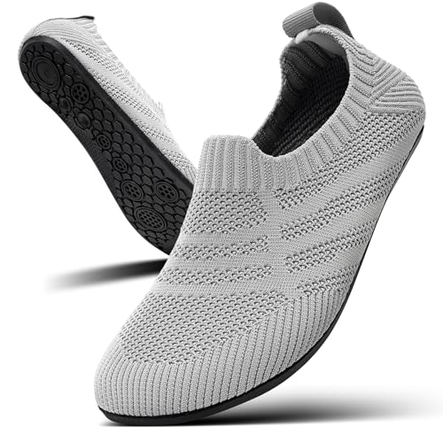 KOWAYI Hausschuhe Herren Damen Slip on Hüttenschuhe Geschlossen Barfußschuhe Unisex Rutschfeste Home Slipper Atmungsaktive Leichte Stricken Pantoffeln Hellgrau 42 KOWAYI Hausschuhe Herren Damen Slip on Hüttenschuhe Geschlossen Barfußschuhe Unisex Rutschfeste Home Slipper Atmungsaktive Leichte Stricken Pantoffeln Hellgrau 42 von KOWAYI