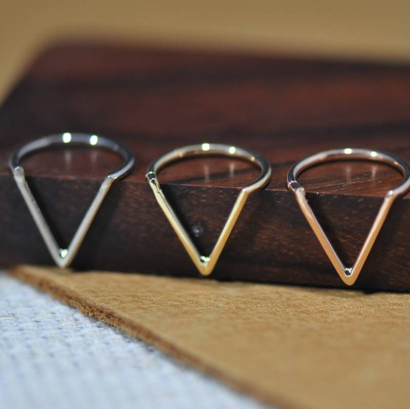 14K Gold V-Ring Nahtloses Nasen-Lippen-Ohrpiercing von KPDesignBodyJewelry
