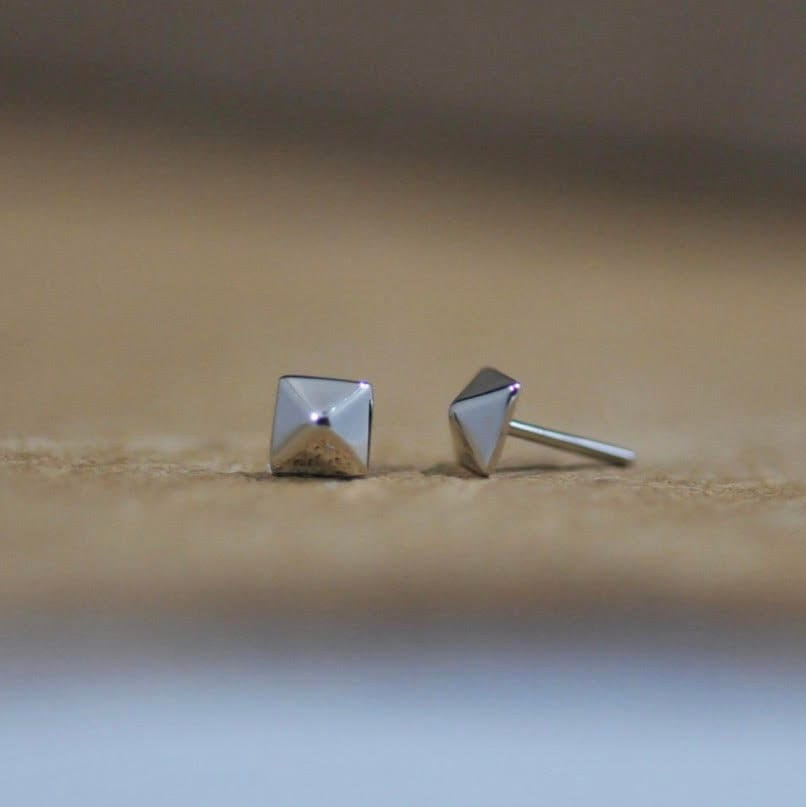 14K Solid Gold Pyramide Ohrstecker Fadenloses Body-Piercing von KPDesignBodyJewelry