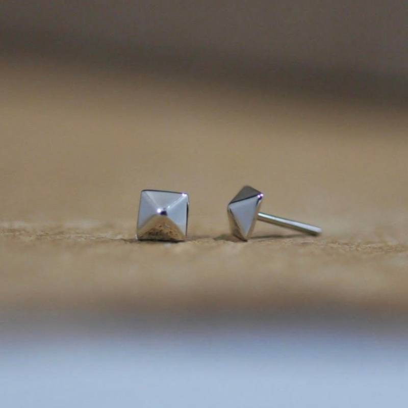14K Solid Gold Pyramide Ohrstecker Fadenloses Body-Piercing von KPDesignBodyJewelry