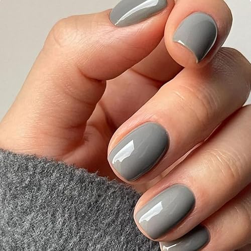 KQueenest Press on Nails Kurz mit Kleber – Sheer Grau Nägel zum Aufkleben Kurz, Einfarbig Eckig Fake Nails Dunkel, Quadratische Künstliche Nägel Set für Frauen & Mädchen, 24 Stück von KQueenest