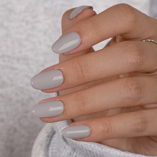 KQueenest Soft Gel Press on Nails Kurz – Sheer Dunkelgrau Nägel zum Aufkleben Kurz Runde, Einfarbig Fake Nails mit Kleber, Glänzend Grau Mandel Künstliche Nägel Set für Frauen & Mädchen, 24 Stück von KQueenest