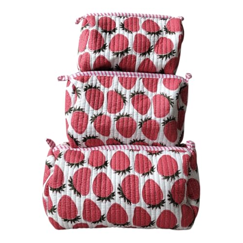 KRAAFTY Set mit 3 gesteppten Baumwollbeuteln, bedruckt, Reise-Kultur- und Kosmetik-Organizer-Taschen, handgefertigtes Aufbewahrungsbeutel-Set für Damen, Erdbeer-Druck-Set, Small / Medium / Large KRAAFTY Set mit 3 gesteppten Baumwollbeuteln, bedruckt, Reise-Kultur- und Kosmetik-Organizer-Taschen, handgefertigtes Aufbewahrungsbeutel-Set für Damen, Erdbeer-Druck-Set, Small / Medium / Large von KRAAFTY