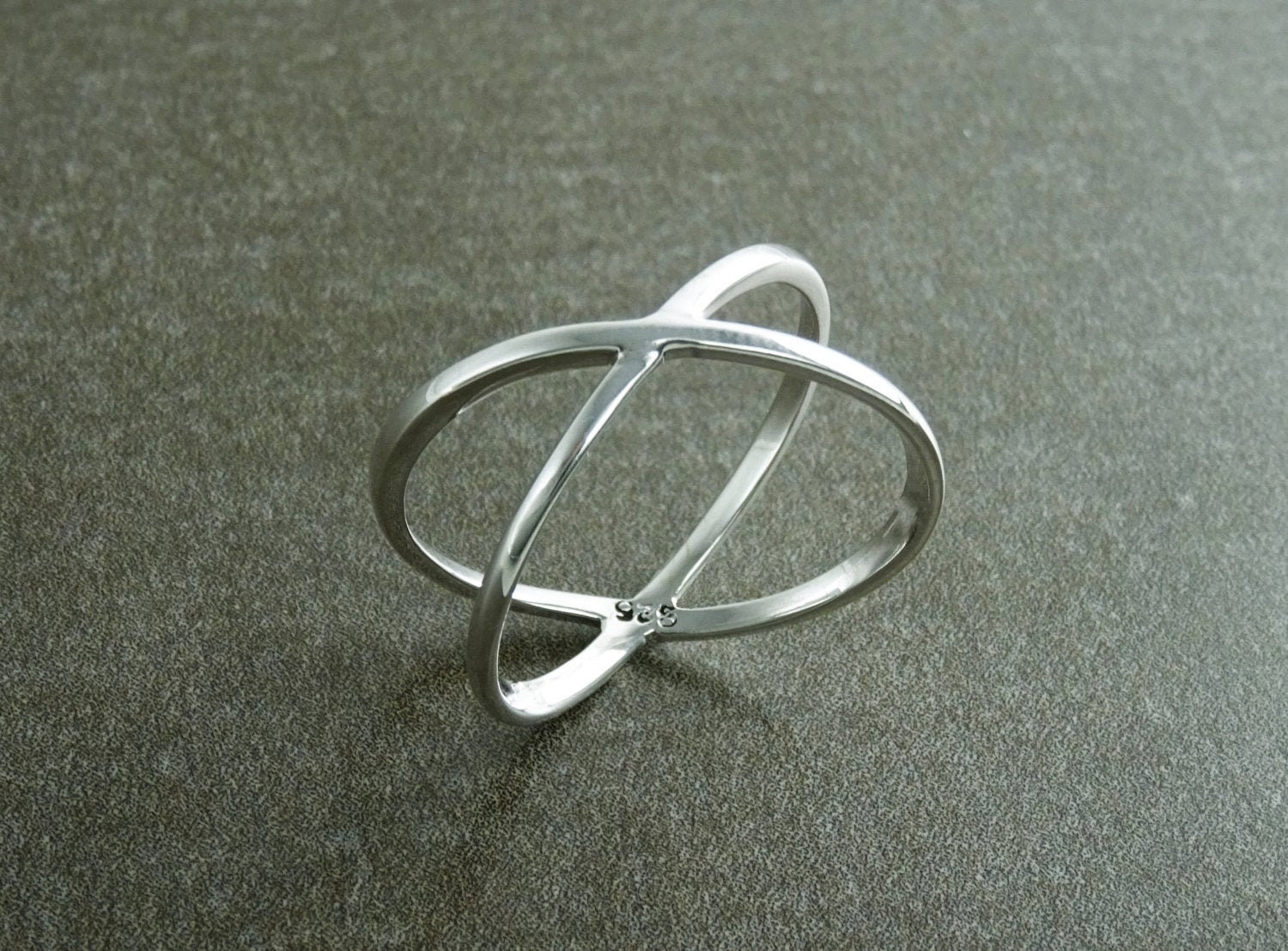 Criss-Cross-Ring, Silber-X-Ring, Kreuz-Ring, Beliebter X-Ring, Silberring, Statement-X-Ring, Damen, Ring von KRAMIKE