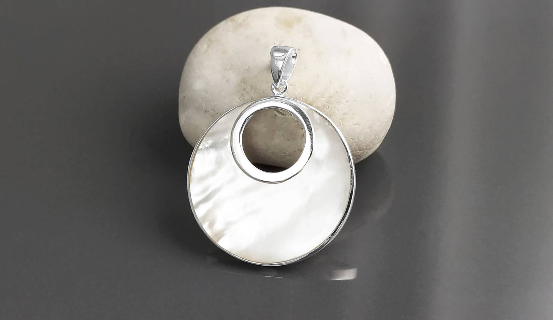 sterling Silber Perlmutt Anhänger Halskette, Minimalist Geometric Moon von KRAMIKE