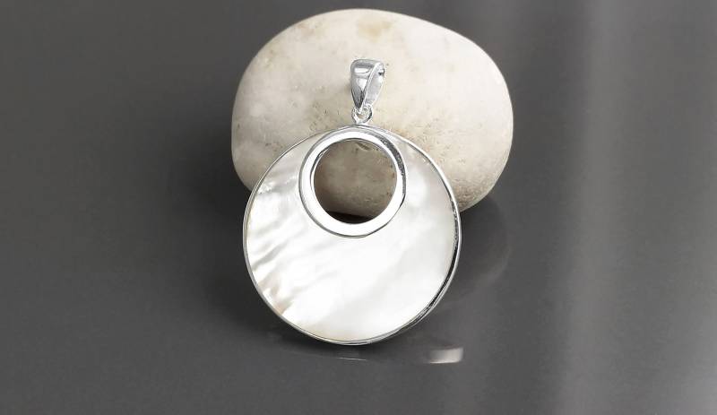 sterling Silber Perlmutt Anhänger Halskette, Minimalist Geometric Moon von KRAMIKE