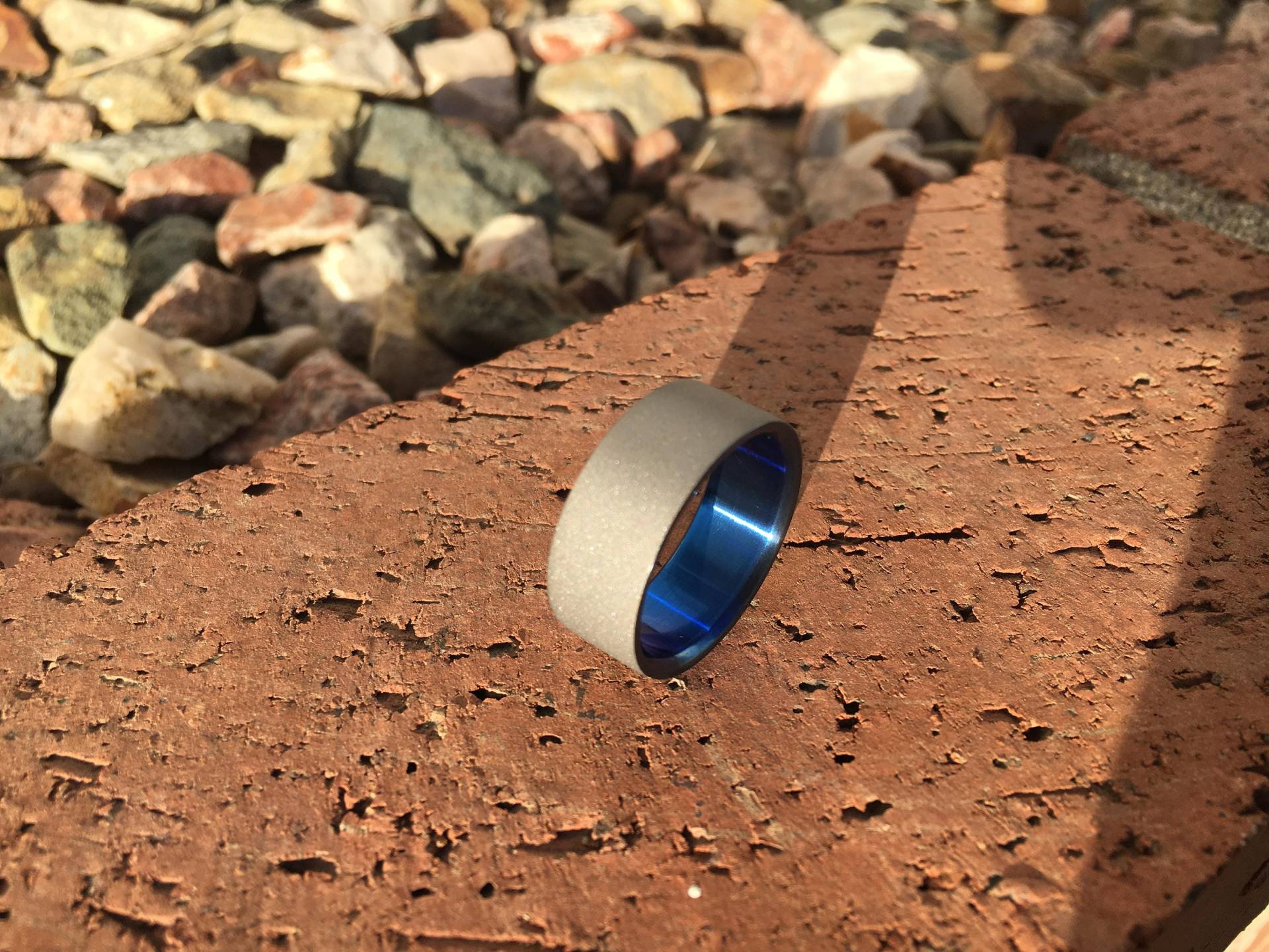 Titan Eloxierter Sandgestrahlter Hochzeits-, Statement - Oder Verlobungsring von KRCoxDesigns
